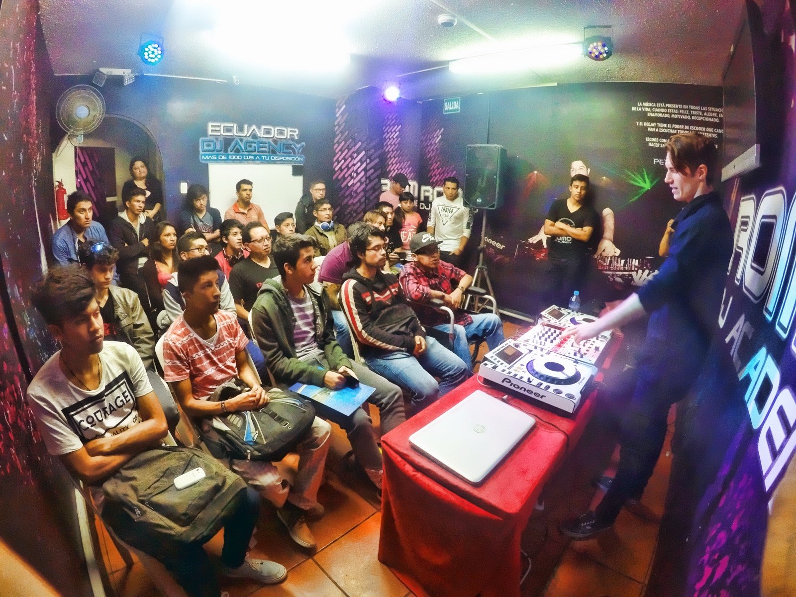 Clase presencial en Romo DJ Academy Quito