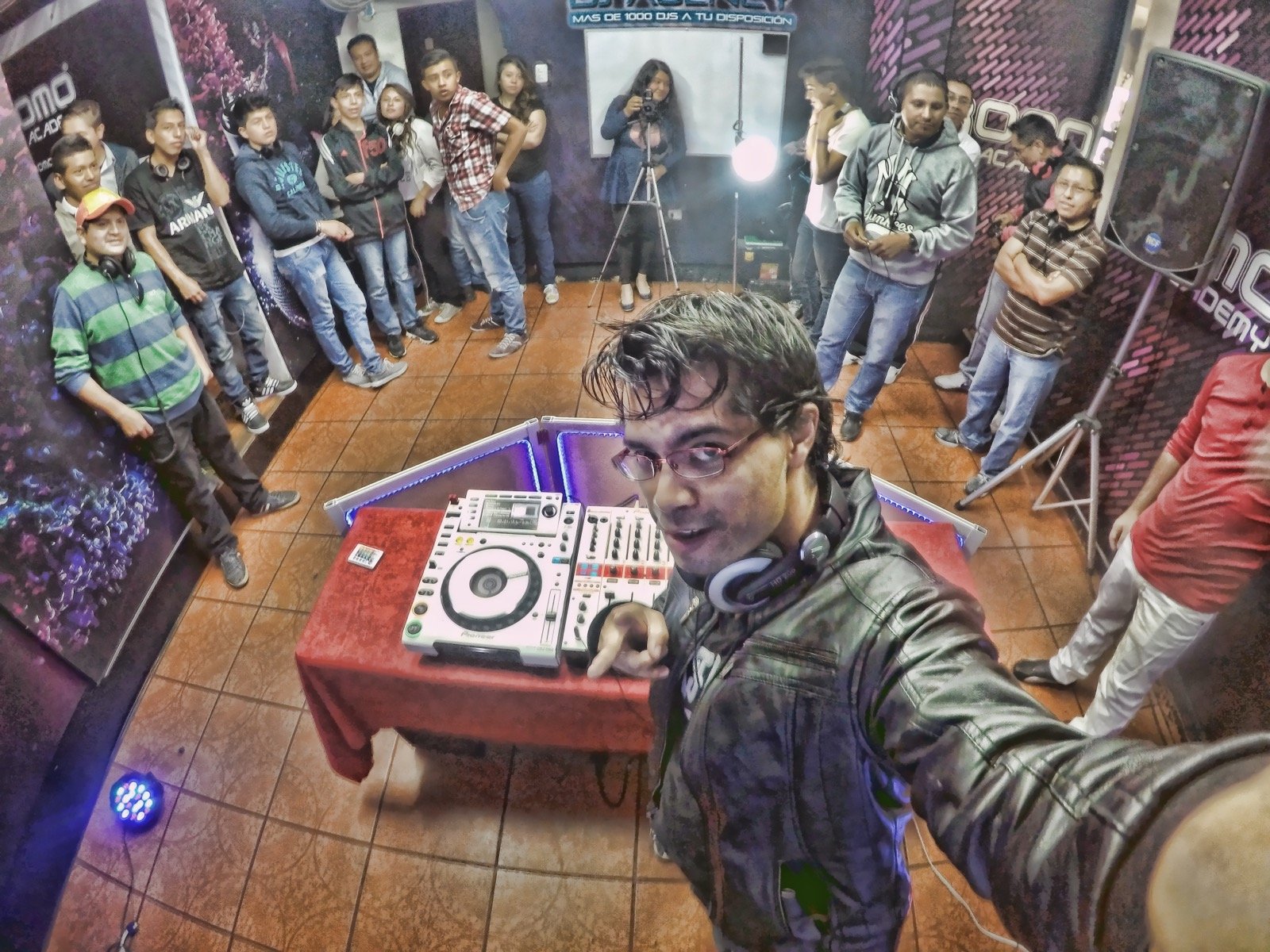 Clase presencial de DJ en Romo DJ Academy Quito